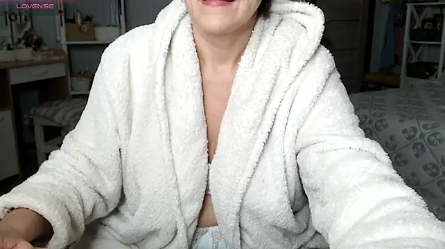 BloomingAllure live cam preview