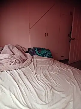 Strongshemail webcam