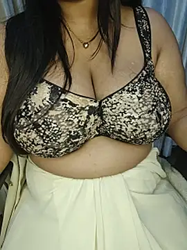Curvy_Pooja