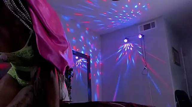 Yiauna live cam on StripChat