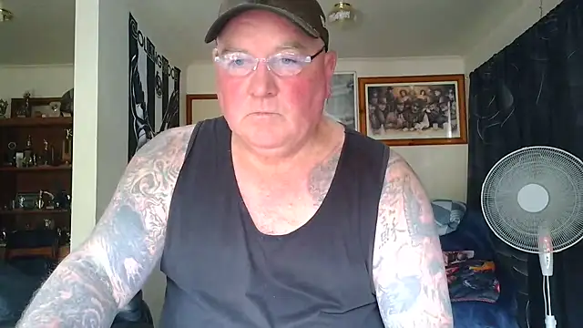 kinkyblueyes69 (M mature) - NAKED CLOTHES OFF