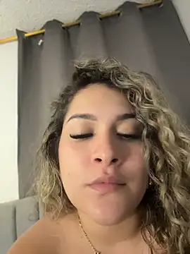 Sara_smiiith211 webcam