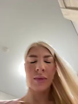 newlale (G young) - Show naked ass