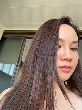 Yioyio-666 live cam on StripChat