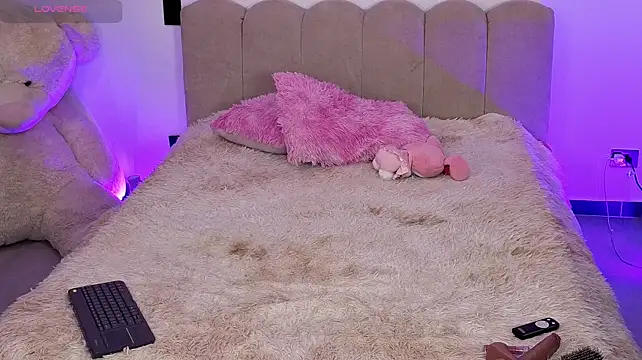 Aisha_Grace's room