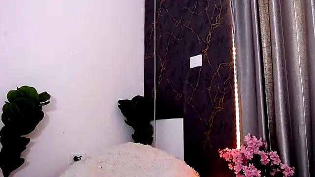 Lunna_Noirre live cam on StripChat
