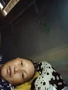 Juhi_09 live cam on StripChat