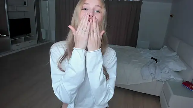 JunieAmert live cam on StripChat