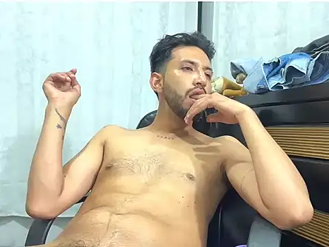 thomass1018 live cam on StripChat