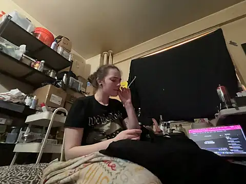 Snowbunnycake_131 live cam on StripChat