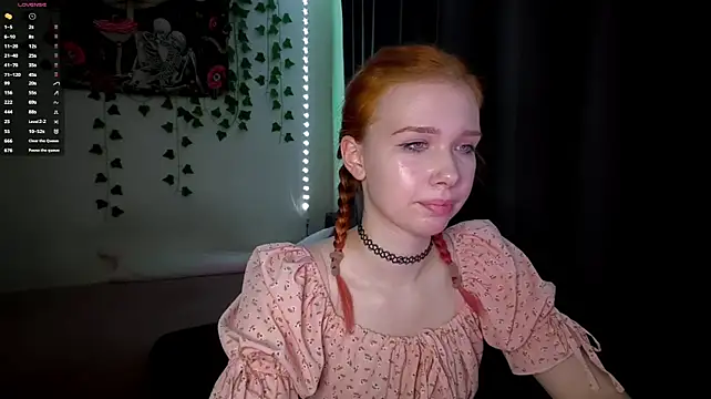 RedAriana webcam