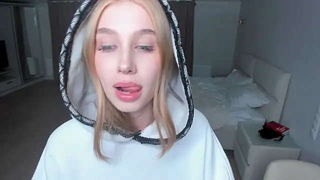 JunieAmert webcam