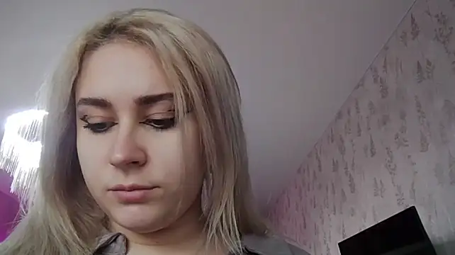 IsaWhitton live cam on StripChat