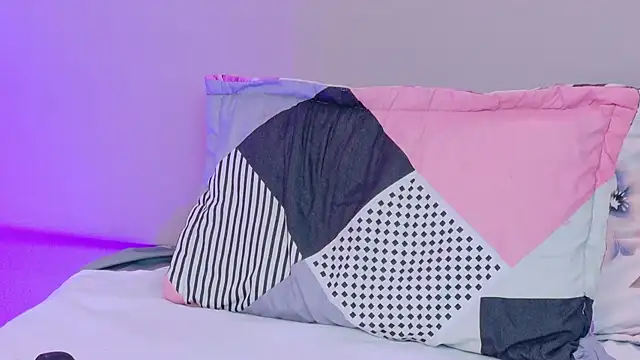 NaomiKlarc webcam