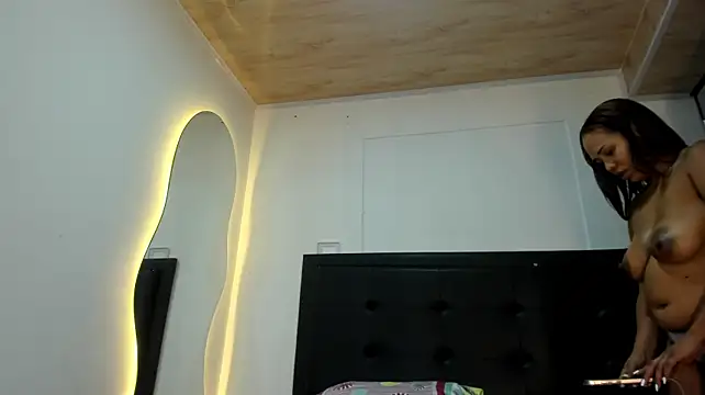 BustyGlow live cam on StripChat