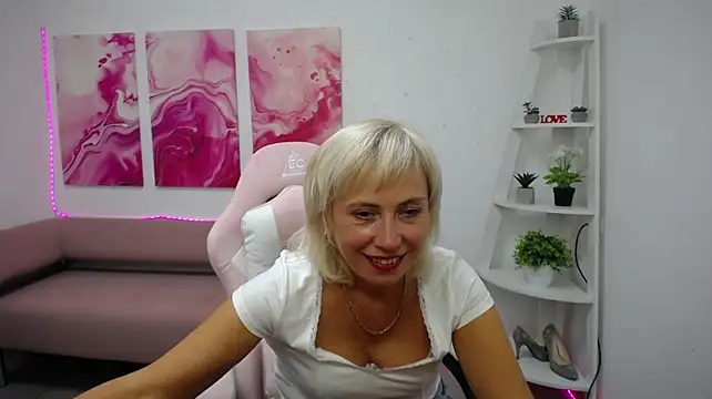 LaurenWishy live cam on StripChat