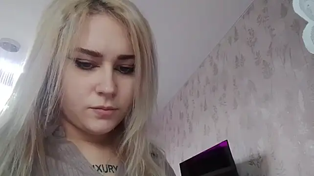 IsaWhitton live cam on StripChat