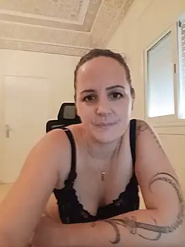 emiliemilf live cam on StripChat