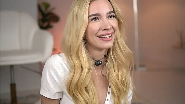 SvveetLuna live sex cam