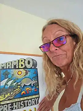 HotWifeLyn68 live cam on StripChat