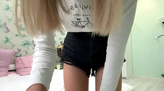 LianaLuecke live cam on StripChat