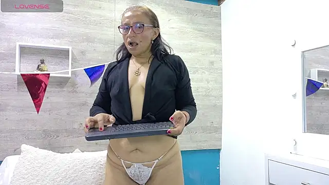 SoffieMature live cam on StripChat
