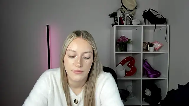 EvelynBlond webcam