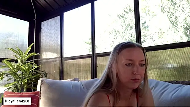 lucyallen4201 live cam on StripChat