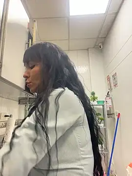 LuxeBrunetteXXX webcam