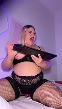 April_Vancee live cam on StripChat