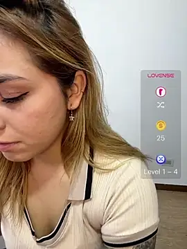 Kiki_11 live cam on StripChat