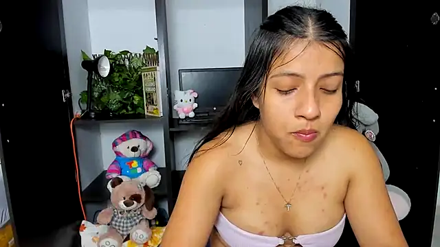 zara_cute live cam on StripChat