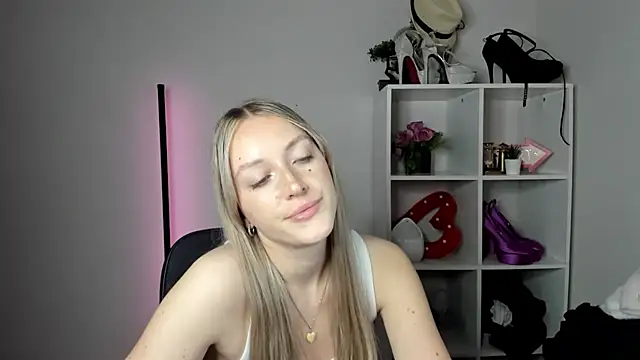 EvelynBlond live cam on StripChat