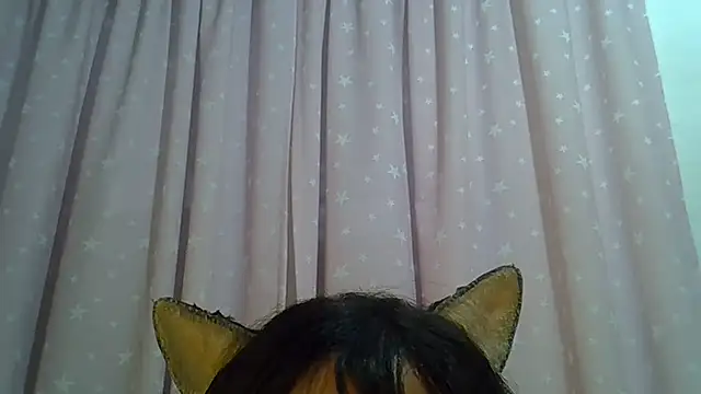 SkinnyKitten live cam on StripChat