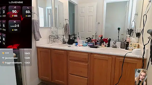 Blondiewithanass