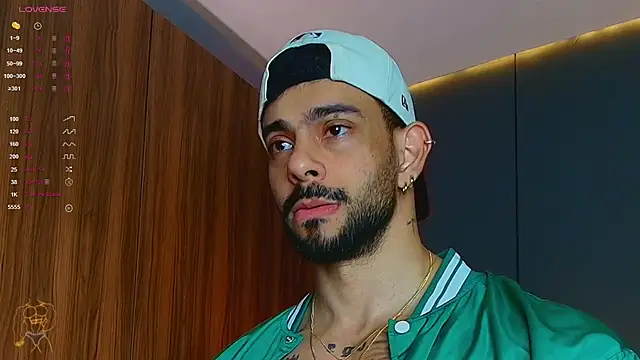 massimo_visconti live cam on StripChat