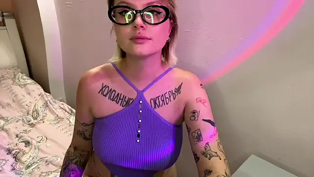 DeluluButHot live cam on StripChat