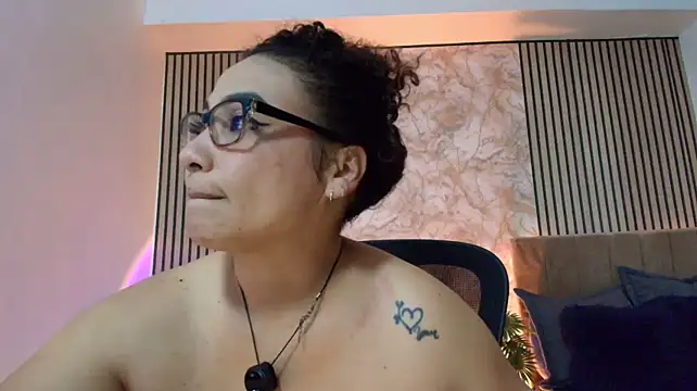 JuliRamirez live cam on StripChat