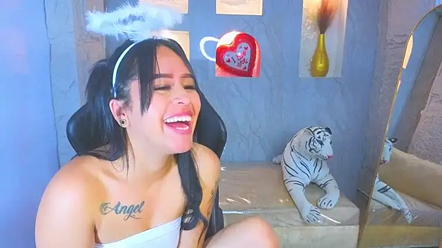Lore18_b live cam on StripChat