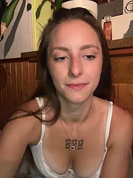 TeenLeonie18 live cam on StripChat