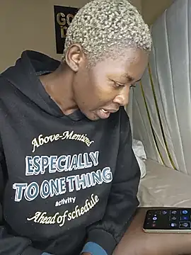 SquirtQueen16 live cam on StripChat