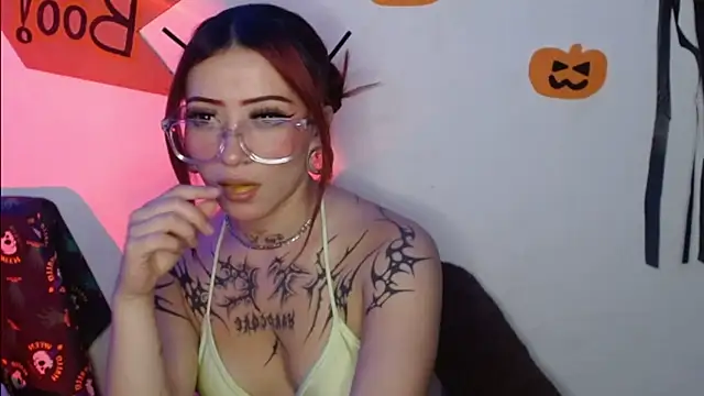 Victoria-Moon live cam on StripChat
