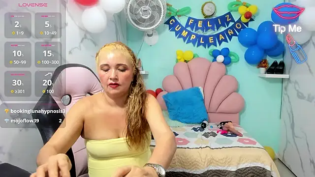 noelia_milf19 live cam on StripChat