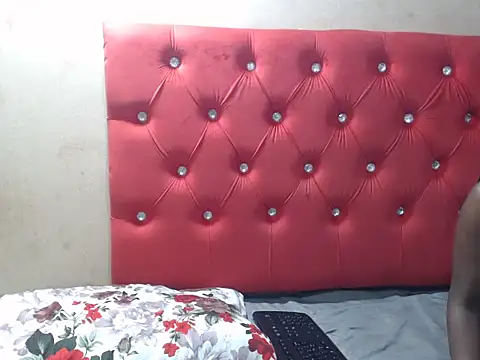 Sophie-Lilly live cam on StripChat