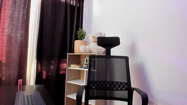 Naughtii_Doll_ live cam on StripChat