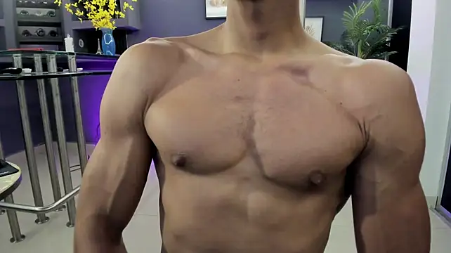 MaxiimoRomano_ live cam on StripChat