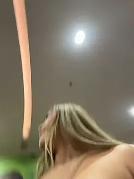 lunablossom_ (F young) - Take off my thongs in a public place