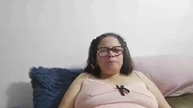 lusianamasters live cam on StripChat
