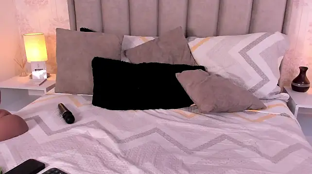 ShaynaHosk live cam on StripChat