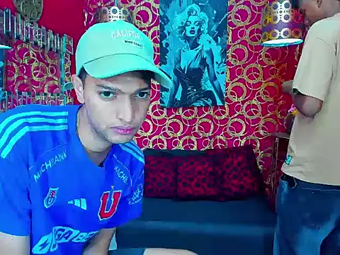 COUPLEFRIENDBAREBACK live cam on StripChat